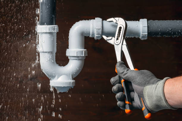 Professional Emergency Plumber technician working in Bloomington, IN